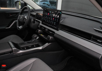 Подержанный автомобиль Toyota RAV4 2026 года (7 фото)
