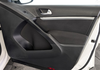 Подержанный автомобиль Volkswagen Tiguan 2012 года (25 фото)