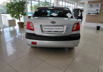 Подержанный автомобиль Kia Rio Sedan 2006 года (6 фото)