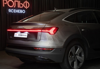 Подержанный автомобиль Audi e-tron Sportback 2021 года (30 фото)