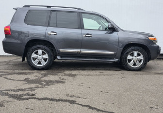 Подержанный автомобиль Toyota Land Cruiser Suv 2014 года (4 фото)