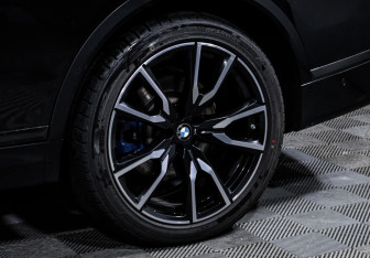 Подержанный автомобиль BMW X7 2021 года (15 фото)