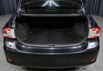 Подержанный автомобиль Toyota Corolla Sedan 2011 года (10 фото)