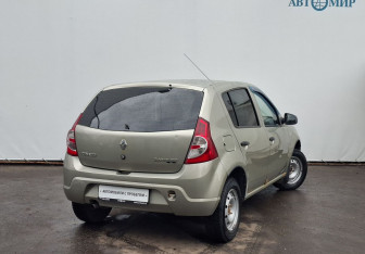 Подержанный автомобиль Renault Sandero 2011 года (5 фото)