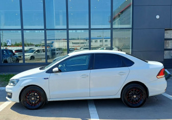 Подержанный автомобиль Volkswagen Polo Sedan 2016 года (8 фото)