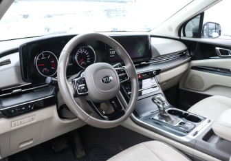 Подержанный автомобиль Kia Carnival 2020 года (13 фото)