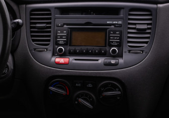Подержанный автомобиль Kia Rio Sedan 2009 года (14 фото)