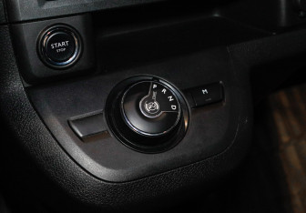 Подержанный автомобиль Peugeot Traveller 2018 года (27 фото)