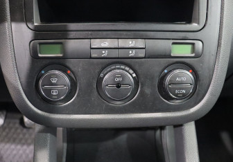 Подержанный автомобиль Volkswagen Golf Hatchback 2004 года (17 фото)