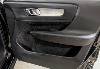 Подержанный автомобиль Volvo XC40 2021 года (25 фото)