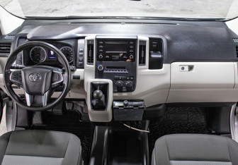 Подержанный автомобиль Toyota HiAce 2021 года (19 фото)