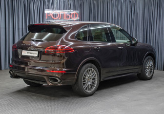 Подержанный автомобиль Porsche Cayenne 2015 года (5 фото)
