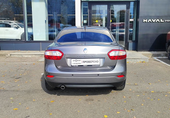 Подержанный автомобиль Renault Fluence 2013 года (6 фото)