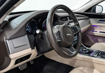 Подержанный автомобиль Jaguar XF Sedan 2019 года (16 фото)