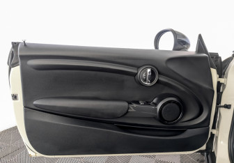 Подержанный автомобиль MINI Hatch 2018 года (19 фото)