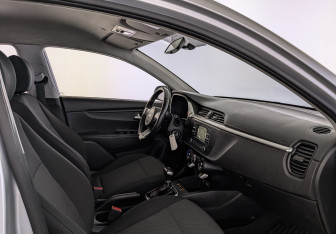 Подержанный автомобиль Kia Rio Hatchback 2021 года (11 фото)