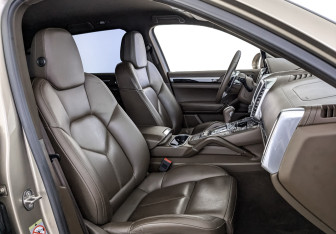 Подержанный автомобиль Porsche Cayenne 2014 года (24 фото)