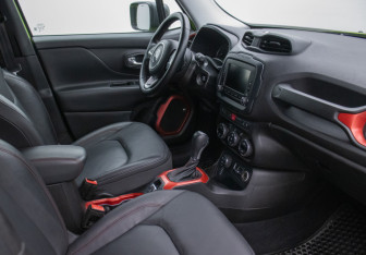 Подержанный автомобиль Jeep Renegade 2017 года (9 фото)