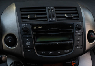 Подержанный автомобиль Toyota RAV4 2011 года (20 фото)