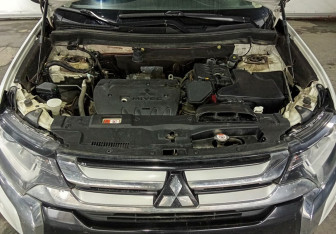 Подержанный автомобиль Mitsubishi Outlander 2018 года (13 фото)