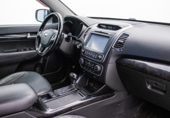 Подержанный автомобиль Kia Sorento 2013 года (10 фото)