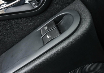 Подержанный автомобиль Nissan Terrano 2015 года (9 фото)