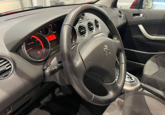 Подержанный автомобиль Peugeot 308 Hatchback 2011 года (13 фото)