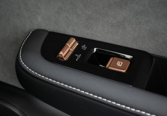 Подержанный автомобиль Zeekr 001 2023 года (22 фото)