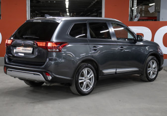 Подержанный автомобиль Mitsubishi Outlander 2020 года (5 фото)