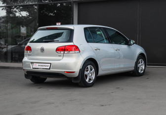 Подержанный автомобиль Volkswagen Golf Hatchback 2012 года (4 фото)