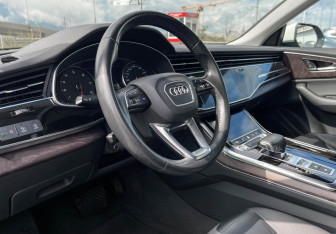 Подержанный автомобиль Audi Q8 2018 года (13 фото)