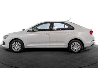 Подержанный автомобиль Skoda Rapid Liftback 2021 года (8 фото)