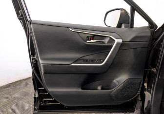 Подержанный автомобиль Toyota RAV4 2025 года (19 фото)