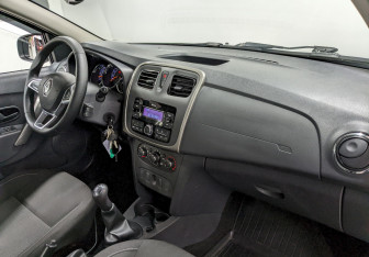 Подержанный автомобиль Renault Logan Sedan 2019 года (18 фото)