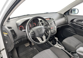 Подержанный автомобиль Kia Ceed Hatchback 2010 года (16 фото)