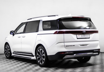 Подержанный автомобиль Kia Carnival 2021 года (7 фото)