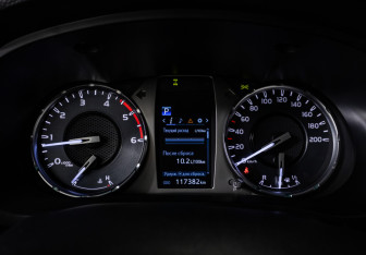 Подержанный автомобиль Toyota Hilux 2021 года (12 фото)