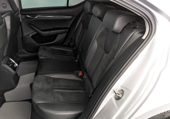 Подержанный автомобиль Skoda Octavia Liftback 2021 года (18 фото)