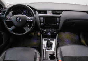 Подержанный автомобиль Skoda Octavia Liftback 2013 года (13 фото)