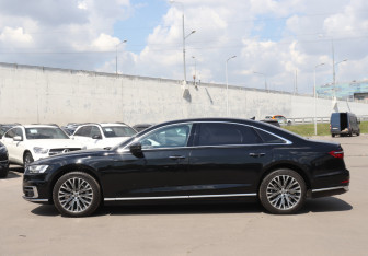 Подержанный автомобиль Audi A8 2019 года (8 фото)