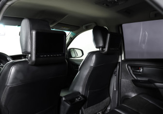 Подержанный автомобиль Toyota Fortuner 2022 года (14 фото)