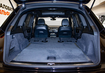 Подержанный автомобиль Audi Q7 2017 года (34 фото)