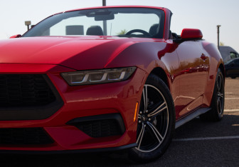 Подержанный автомобиль Ford Mustang Convertible 2024 года (2 фото)