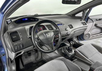 Подержанный автомобиль Honda Civic Sedan 2007 года (9 фото)