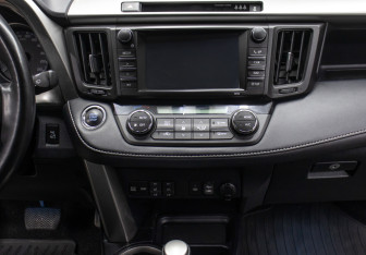 Подержанный автомобиль Toyota RAV4 2018 года (15 фото)