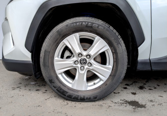 Подержанный автомобиль Toyota RAV4 2021 года (18 фото)