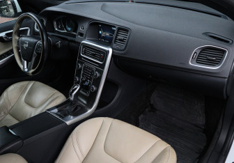 Подержанный автомобиль Volvo S60 2014 года (7 фото)