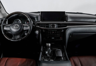 Подержанный автомобиль Lexus LX 2017 года (12 фото)