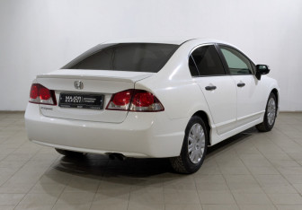Подержанный автомобиль Honda Civic Sedan 2010 года (12 фото)