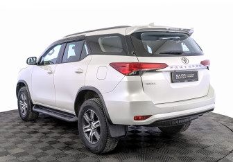 Подержанный автомобиль Toyota Fortuner 2021 года (7 фото)